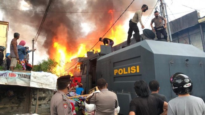Kebakaran di Pasar Inpres di Jalan Partisipasi Kelurahan Tanjungpuri, Kabupaten Sintang, Kalimantan Barat.