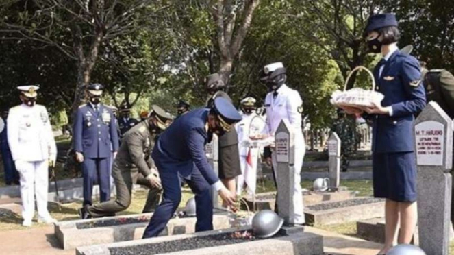 VIVA Militer : Panglima TNI Hadi Tjahjanto tabur bunga di makam para pahlawan 