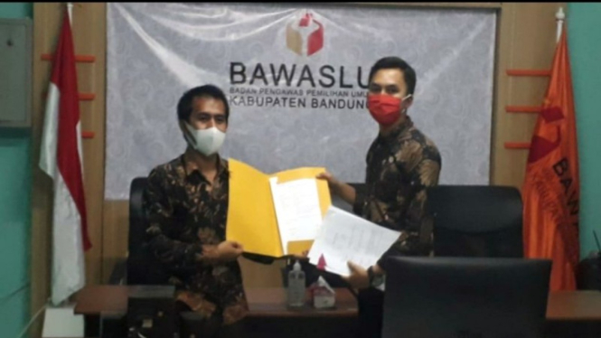 Tim hukum pasangan Cabup Kabupaten Bandung Yena Iskandar-Atep melapor ke Bawaslu