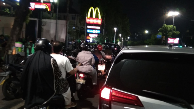 Antrean panjang kendaraan di McDonald's Salemba Raya. 