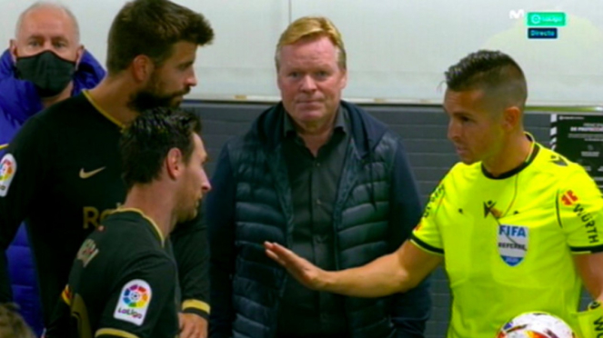 Lionel Messi, Gerard Pique, dan Ronald Koeman, saat berdebat dengan wasit