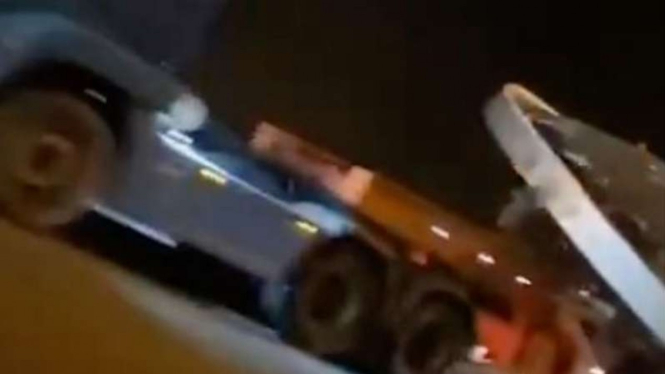 Tangkapan layar video, truk yang disebut membawa benda mirip UFO