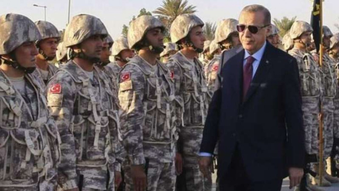 VIVA Militer: Recep Tayyip Erdogan di depan pasukan Angkatan Bersenjata Turki