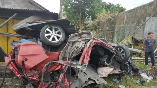  Mobilio  Seruduk Xpander di  Sleman 4 Orang Tewas