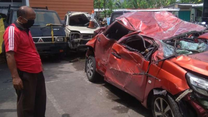 Kecelakaan Mobilio  Vs  Xpander  Warga Temukan Miras di Mobil