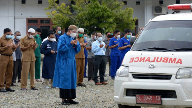 Ilustrasi Salat jenazah COVID-19 yang berada di mobil ambulans (antara)