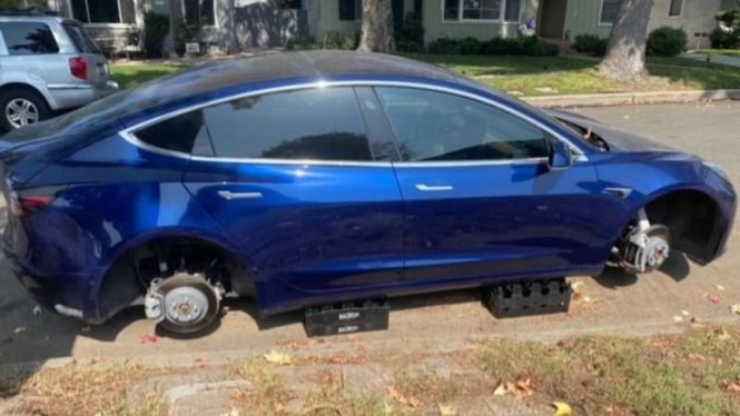 Mobil Tesla yang peleknya dicuri