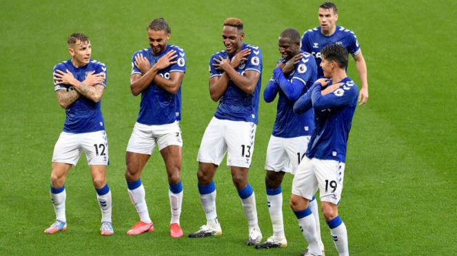 Pemain Everton merayakan gol