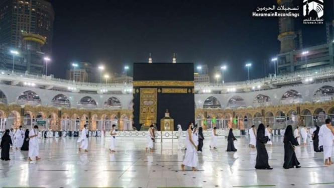 Ibadah umrah di Mekah, Arab Saudi.