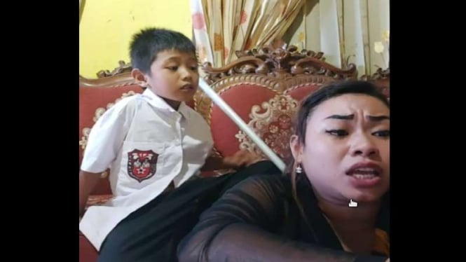 Tante Lala kesal saat mengajarkan anaknya Pancasila