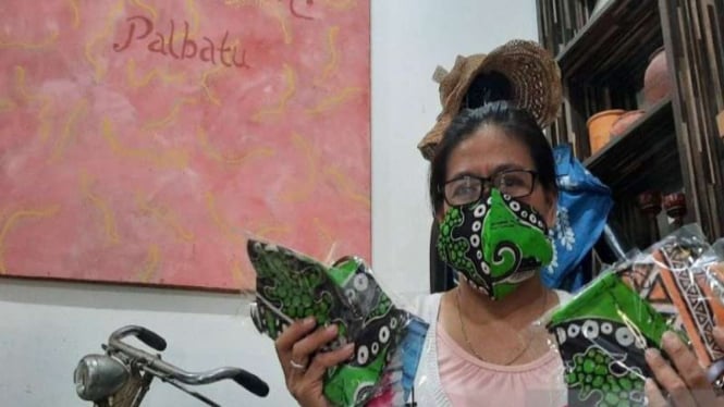 Perajin batik difabel di Rumah Batik Palbatu membuat masker dari kain batik 