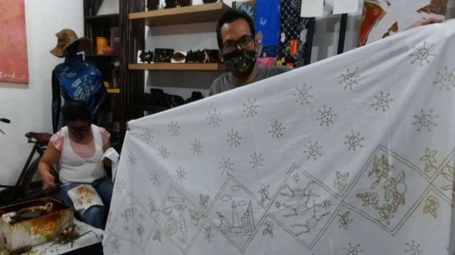Perajin batik difabel di Rumah Batik Palbatu membuat masker dari kain batik 