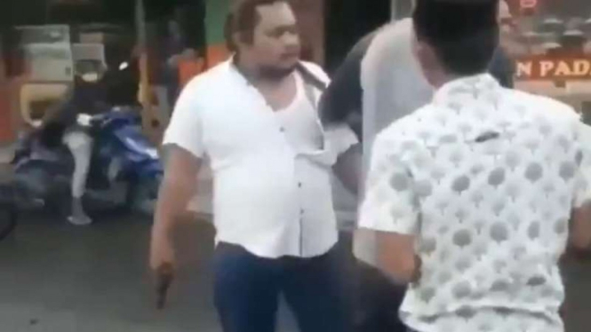 Seorang pria di Bekasi menenteng senpi saat cekcok