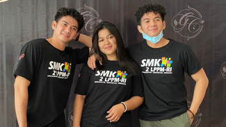 Netizen Debat, Rizki atau Ridho yang Kecup Pipi Wanita