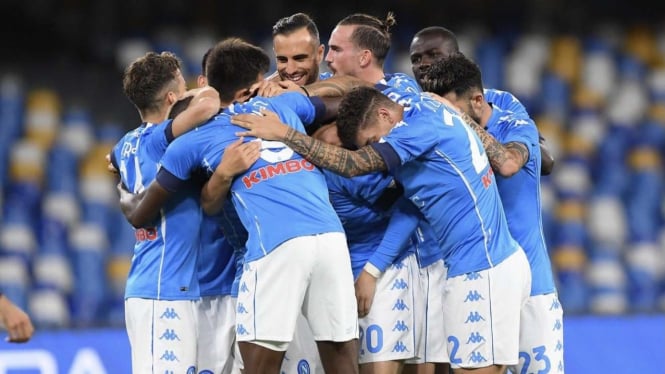 Pemain Napoli merayakan gol