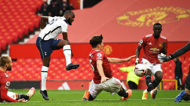 Pemain Tottenham Hotspur, Tanguy Ndombele mencetak gol ke gawang MU