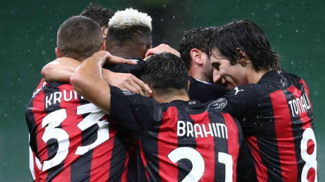 Pemain AC Milan merayakan gol