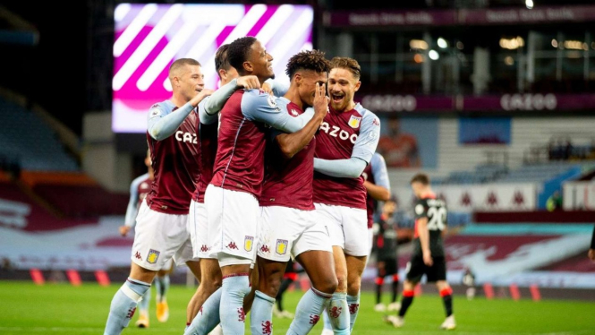 Para pemain Aston Villa merayakan gol ke gawang Liverpool