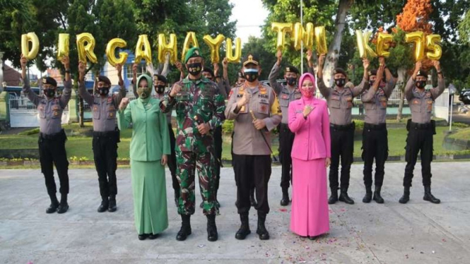 Kapolda NTB Irjen M Iqbal memberikan kejutan kepada Danrem di HUT TNI ke-75