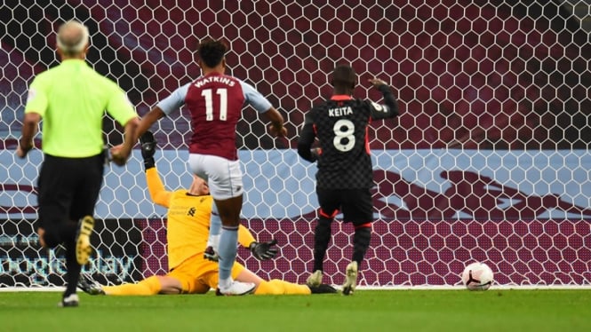 Adrian menjadi kiper Liverpool saat melawan Aston Villa