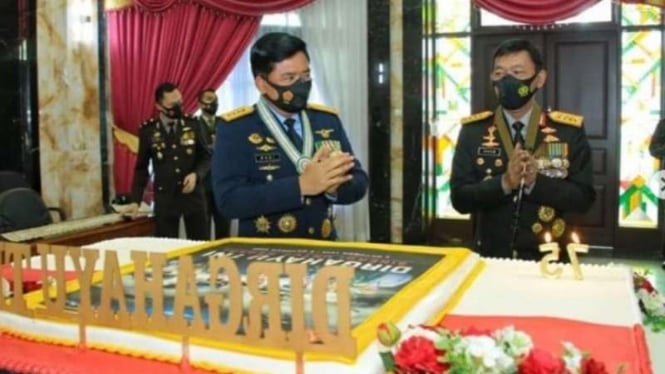 VIVA Militer : Kapolri kasih kejutan kue ultah HUT TNI ke 75 untuk Panglima TNI 
