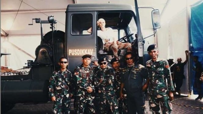 VIVA Militer : Agnes Monica bersama prajurit TNI AD