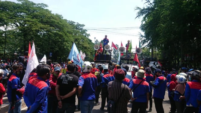 Demo Buruh Tolak Omnibus Law di kawasan Jalan Kemerdekaan Perintis Cikokol, Tangerang.