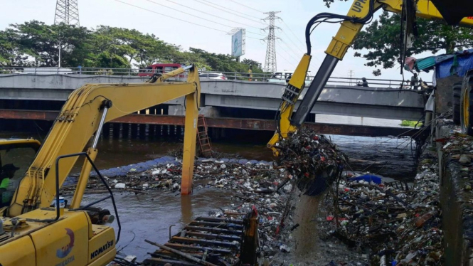 Tumpukan sampah di Cengkareng Drain, Cengkareng, Jakarta Barat. 