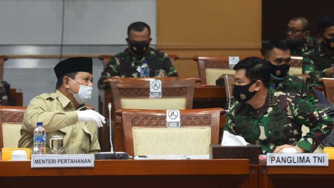 Menhan Prabowo Subianto (kiri) berbincang dengan Panglima TNI Marsekal TNI Hadi Tjahjanto (kanan) sebelum mengikuti rapat kerja dengan Komisi I DPR di Kompleks Parlemen, Senayan, Jakarta, Rabu (9/9/2020). (Foto ilustrasi)