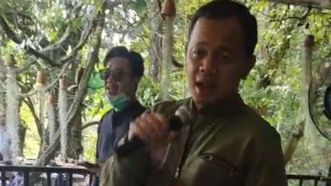Tangkapan layar (screen shot) video Wali Kota Bogor Bima Arya sedang bernyanyi lagu dangdut di sebuah tempat di Bogor.