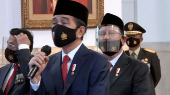VIVA Militer: Letjen (purnawirawan) Prabowo saat dampingi Presiden di HUT TNI 75