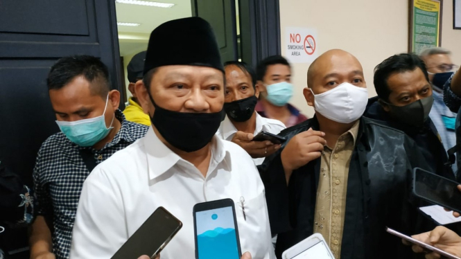 Bupati Sidoarjo nonaktif, Saiful Ilah, usai sidang di Pengadilan Tipikor Surabaya 