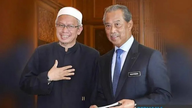 Perdana Menteri Malaysia, Muhyiddin Yassin (kanan) dan Menteri di Departemen Perdana Menteri, Zulkifli Mohamad Al-Bakri.