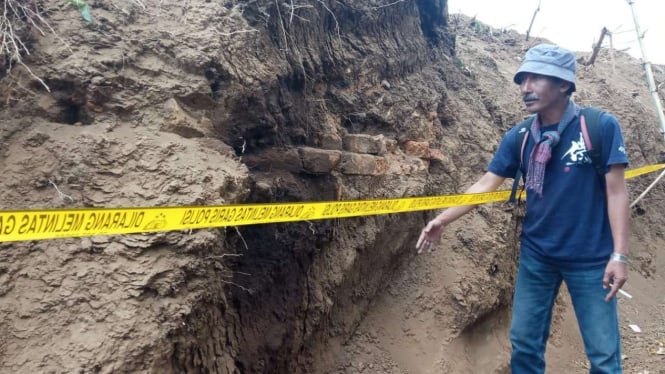  Arkeolog dari Universitas Negeri Malang (UM) Dwi Cahyono di situs purbakala diduga peninggalan kerajaan Singhasari.
