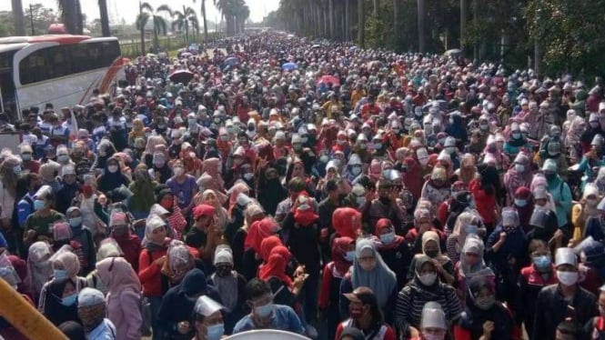 Empat belas ribu orang mogok kerja dan turun ke jalan berdemonstrasi untuk menolak Undang-Undang Cipta Kerja alias Omnibus Law Cipta Kerja di Tangerang, Banten, Selasa, 6 Oktober 2020.