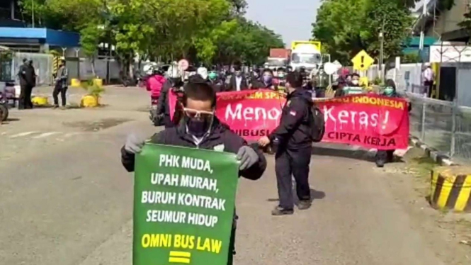 Ratusan buruh anggota Serikat Pekerja Logam, Elektronik dan Mesin (SP LEM) Jakarta Timur mogok kerja pada Selasa, 6 Oktober 2020, sebagai reaksi pengesahan Undang-Undang Omnibus Law Cipta Kerja.