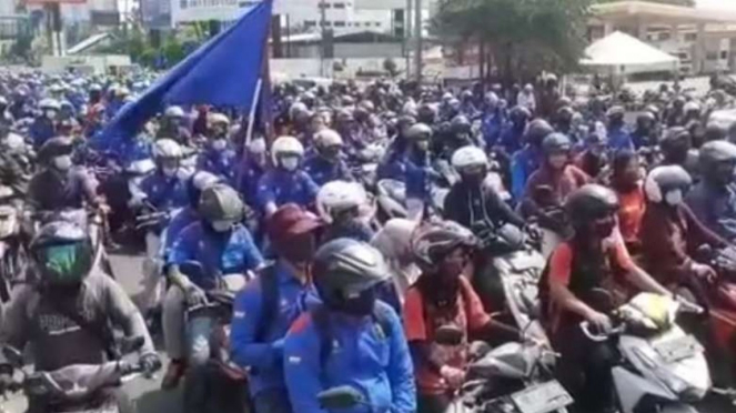 Kelompok buruh di Kota Bekasi dan Kabupaten Bekasi mogok kerja dan berdemonstras