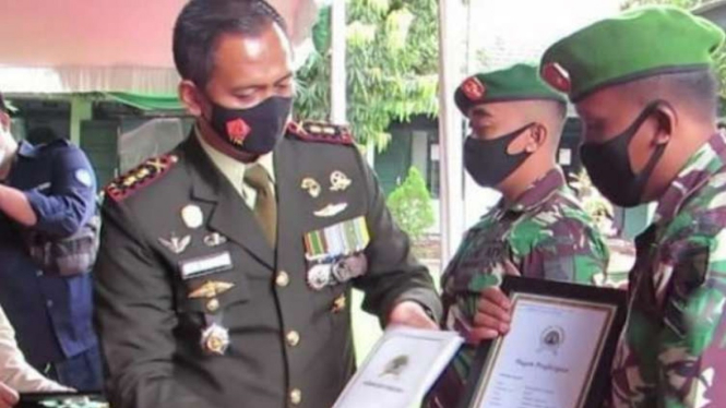 VIVA Militer: Dandim 0801 Pacitan, Letkol TNI Nuri serahkan penghargaan.