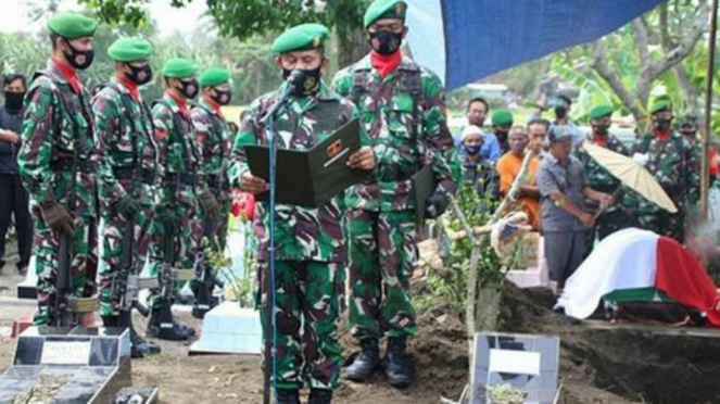 VIVA Militer: Upacara  penghormatan terakhir Serma TNI Darmanto.