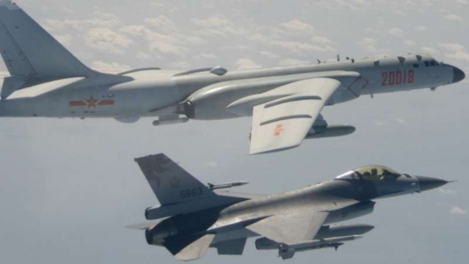 VIVA Militer: Jet tempur F-16 Taiwan mencegat pesawat pembom Xian H-6 China.