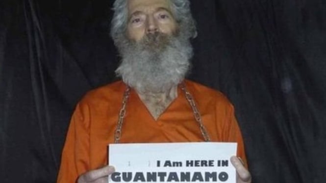 Pada tahun 2011, keluarga Robert Levinson menerima kiriman foto-foto yang menunjukkan ia mengenakan baju model jumpsuit warga orange.-Reuters

