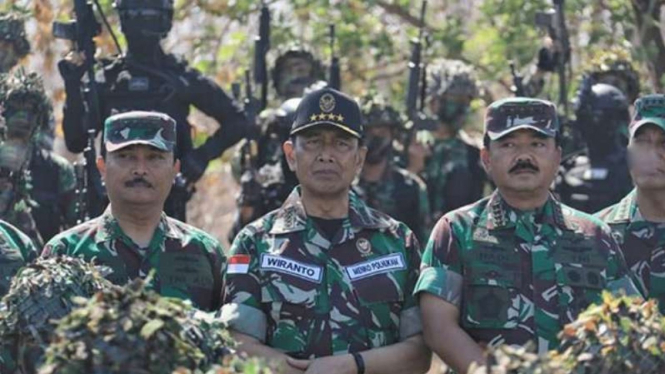 VIVA Militer: Jenderal (purnawirawan) Wirato bersama Panglima.