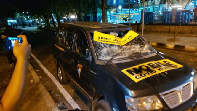 Demo Omnibus Law di Bandung rusak mobil COVID Hunter