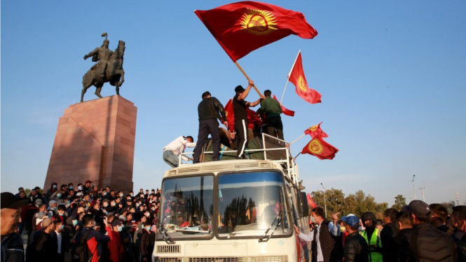 Ribuan pengunjuk rasa berdemo di Bishkek menentang kecurangan hasil pemilu.-EPA
