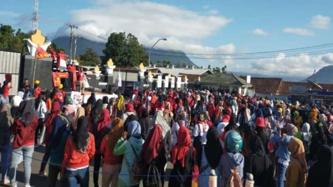 Aksi unjuk rasa buruh menutup jalan Garut-Bandung