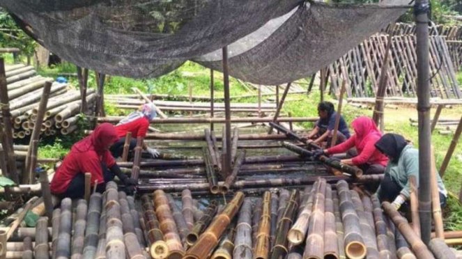 Beberapa perajin bambu di Dusun Kebonkliwon mengerjakan produk panel bambu.