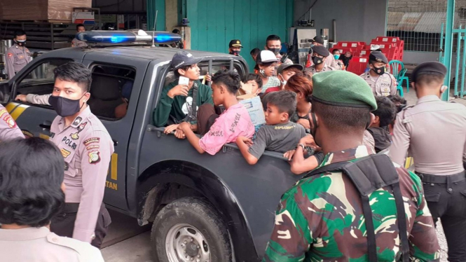 Polisi menahan 80 remaja saat mereka melintasi kawasan Jalan Raya Serang Km 10,5 kawasan Bitung, Curug, Tangerang, Banten, Rabu, 7 Oktober 2020.