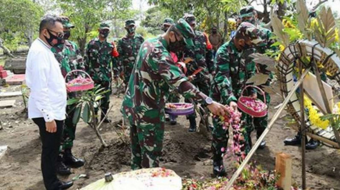 VIVA Militer: Dandim 0703, Letkol TNI Wahyo Yunartoto di makam Serma Darmanto