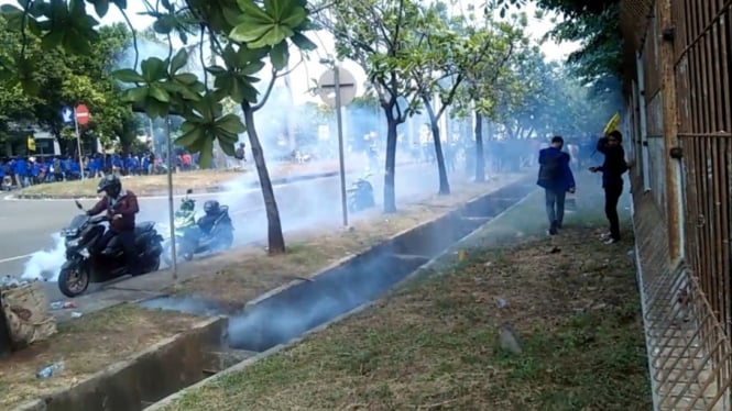 Bentrokan demontran dengan aparat keamanan di Kawasan Jababeka 1, Cikarang.