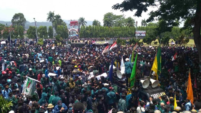 Demonstrasi penolakan UU Omnibus Law Cipta Kerja di Lampung.